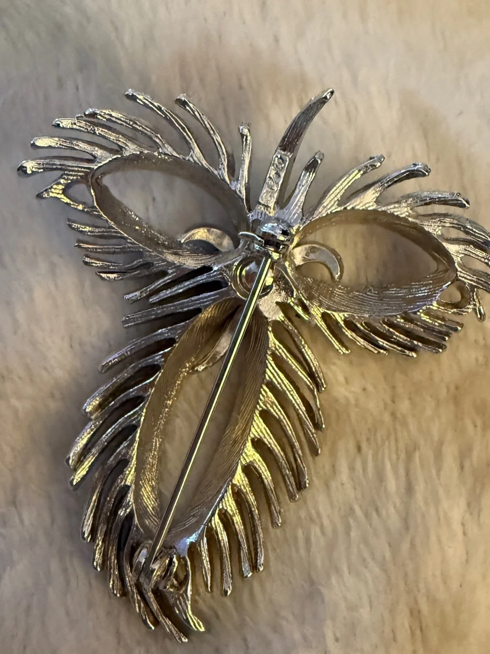 Vintage silver -Tone Feather Brooch Pin Elegant Design Costume jewelry